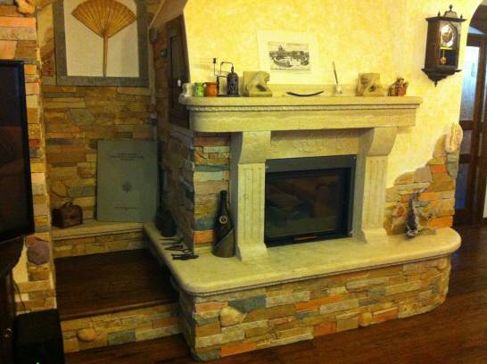 Fireplace Marco Simone: rustic slats and frame travertine